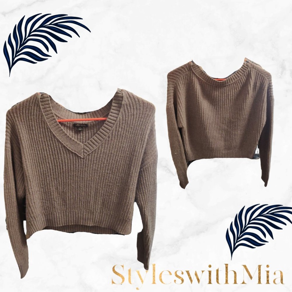 Cropped Grey V-neck Sweater Looser fit